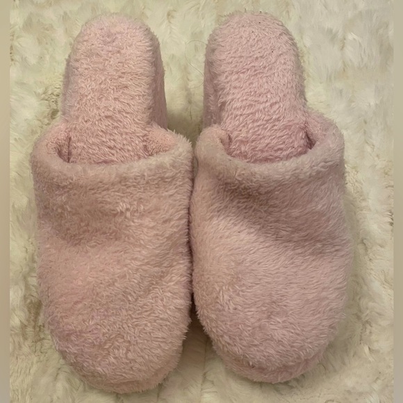 New High-heel pink fuzzy slippers! Wedge, platform…so pretty and cute!! Size 7 - Picture 3 of 7